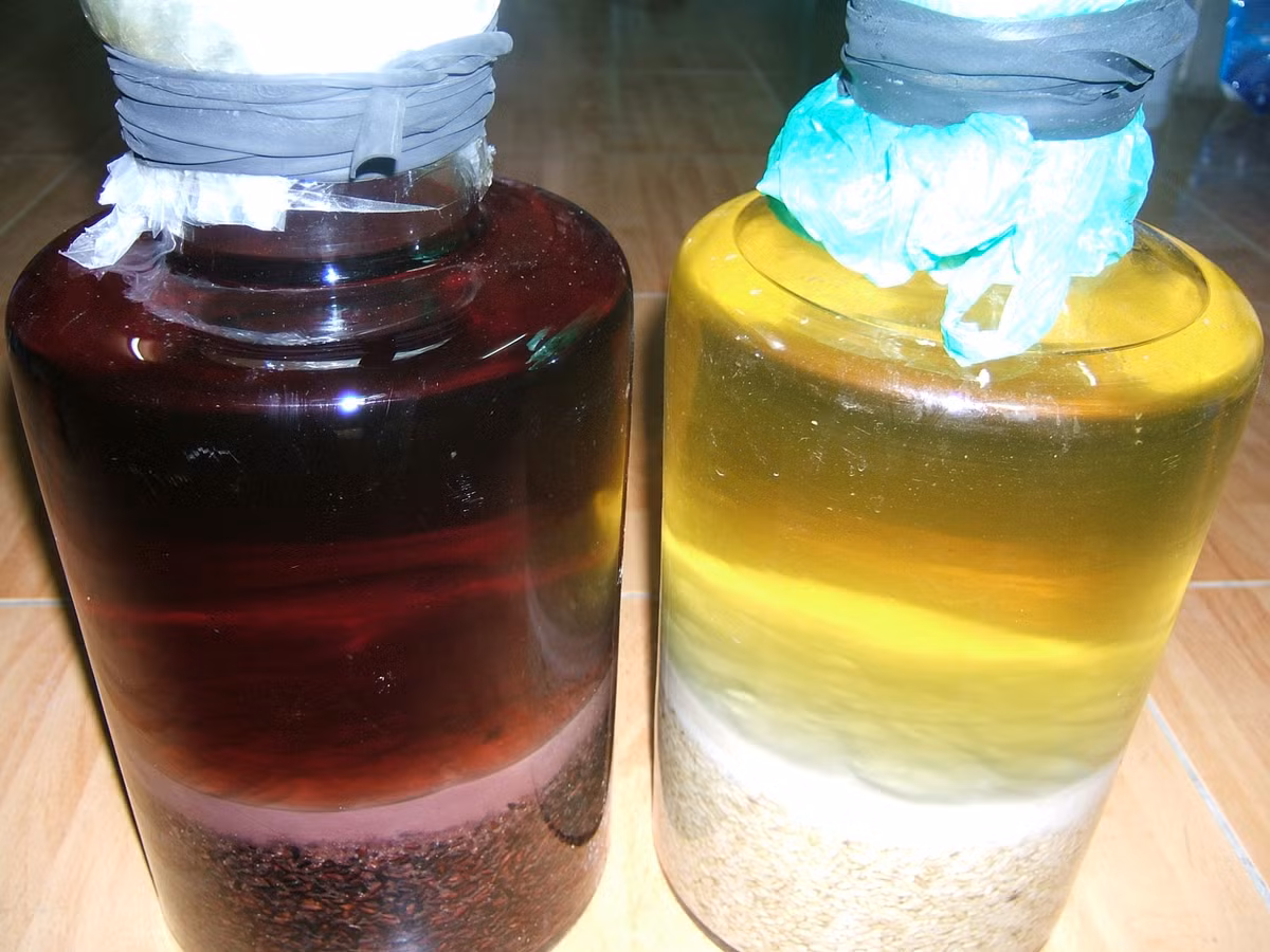 Lấy lí do khó khăn, nhiều doanh nghiệp sử dụng luôn sản phẩm của công ty để thưởng nhân viên dịp cuối năm. Tiêu biểu như một cơ sở sản xuất rượu ở Hải Dương thưởng Tết cho người lao động mỗi năm 20 chai rượu nếp/người.