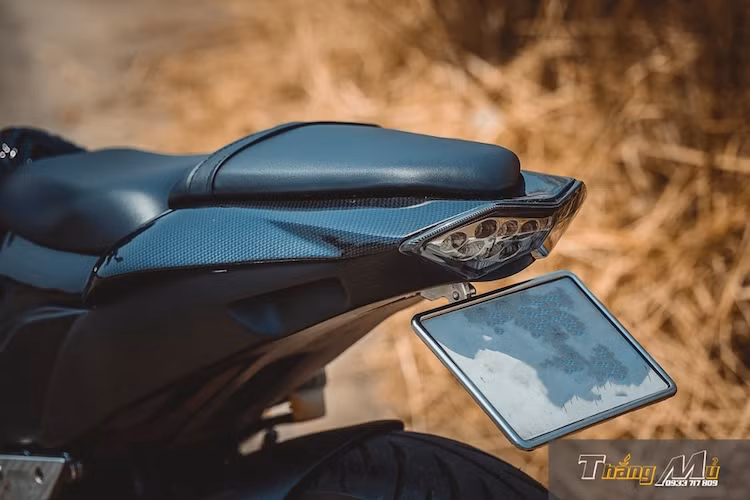 Ở phía sau, đuôi của chiếc xe cũng được vuốt ngắn, sau đó được những người thợ khéo léo tích hợp đèn hậu LED của Kawasaki Z1000 vào.