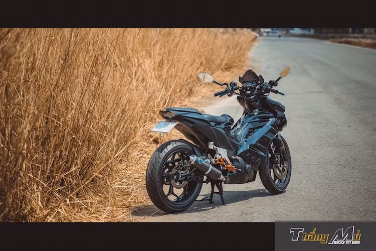 Dù ngừng sản xuất nhưng dân độ xe vẫn không ngừng tiếp tục "nghiên cứu" và tung ra những bản độ đẹp mắt cho Exciter 135. Chiếc xe này đã được độ lại hoàn toàn vẻ bề ngoài bởi một xưởng chế mủ tại khu vực miền Nam.