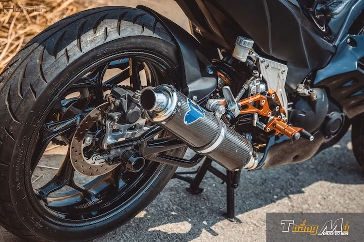 Khối động cơ nguyên bản của xe được "trợ lực" bởi cây pô Termignoni hàng hiệu. Mâm sau cũng sử dụng mâm Asio dán carbon, kèm theo gắp đặc chế để đi vừa bánh lớn.