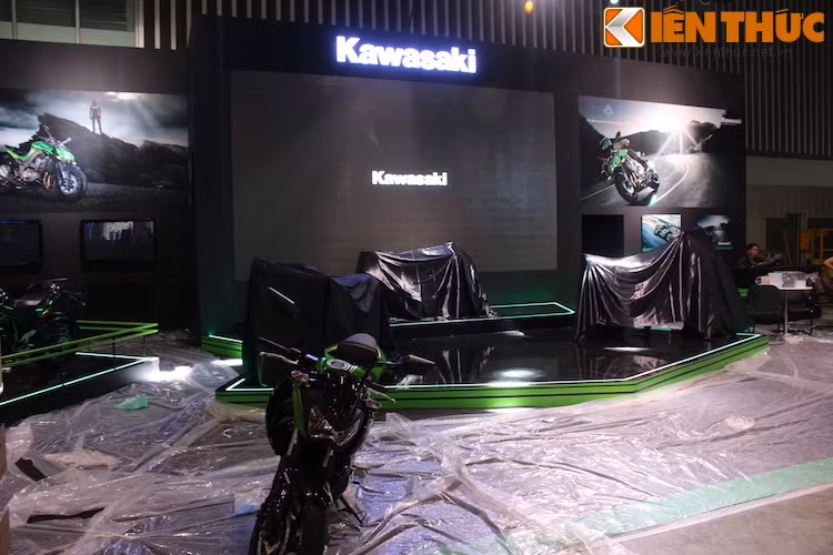 Không chỉ có khu trưng bày riêng, Kawasaki còn sẽ nhân dịp triển lãm để chính thức ra mắt không chỉ 1, mà còn tới 3 mẫu xe mới đời 2016 là ZX-10R, Ninja 1000 và Versys 1000.