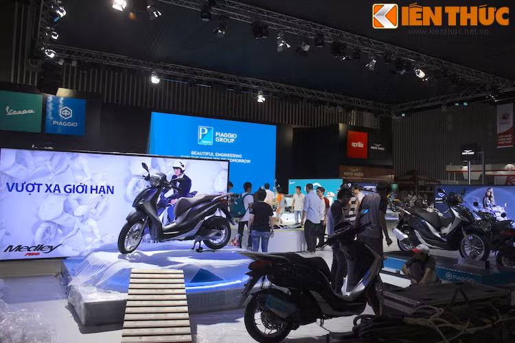 Khu trưng bày của Piaggio hội tụ đầy đủ các dòng xe tay ga của hãng, trong đó tâm điểm sẽ là mẫu xe cao cấp Medley vừa ra mắt trong tháng 3/2016.
