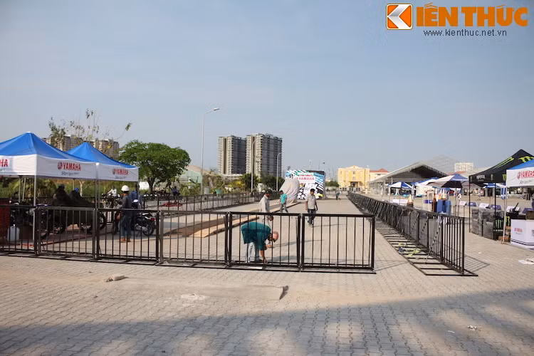 Bên cạnh Ducati, Yamaha và Honda cũng tổ chức các khu vực trải nghiệm xe lớn ngoài trời. Đặc biệt, Yamaha còn chuẩn bị cả cầu nhảy để tổ chức những show trình diễn kỹ thuật lái xe chuyên nghiệp.