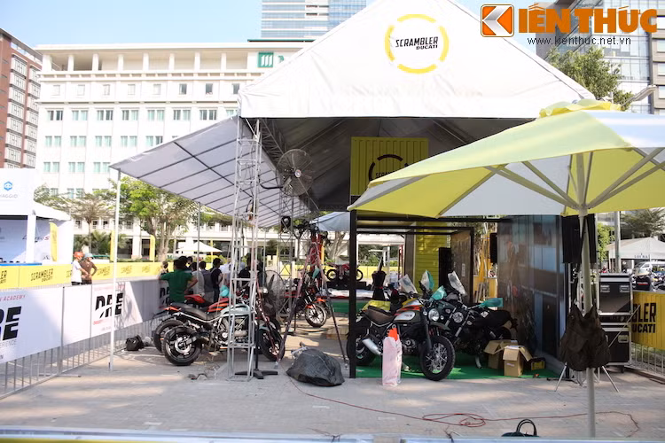 Tham gia triển lãm, hãng xe Ý nổi tiếng Ducati "chơi trội" khi hoàn toàn tổ chức khu trưng bày ngoài trời, cùng với sân thử nghiệm riêng để giúp khách hàng có thể trải nghiệm xe dễ dàng.