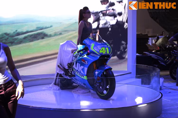 Có quy mô nhỏ hơn một chút so với Honda và Yamaha, nhưng "điểm nhấn" xe đua MotoGP GSX-RR của hãng cũng không hề thua kém với những mẫu xe từ đối thủ. Ngoài ra, hãng còn có một mẫu xe tay côn mới, hứa hẹn sẽ có giá "siêu rẻ" nếu chính thức bán ở Việt Nam để "khoe" khách hàng.