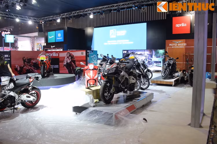 Tuy nhiên, những người yêu xe môtô phân khối lớn sẽ đón chờ gian hàng của 2 hãng xe Ý trực thuộc Piaggio là Aprilia và Moto Guzzi, nằm ngay bên cạnh khu trưng bày của tập đoàn mẹ. Aprilia sẽ trưng bày các dòng xe "khủng" như naked bike Tuono, superbike RSV4 và một mẫu xe rất đặc biệt khác.