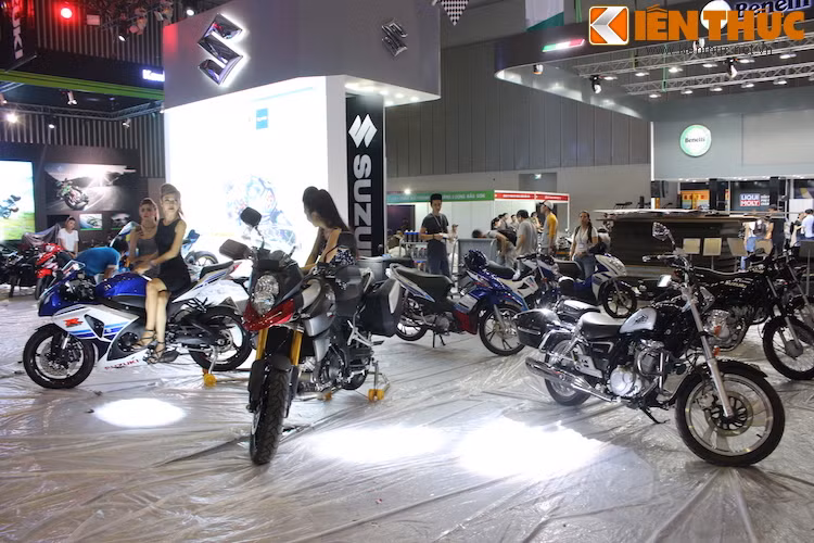 Chính thức khai mạc vào ngày 7/4/2016 nhưng theo ghi nhận của phóng viên Kiến Thức, công tác chuẩn bị gian hàng và xếp xe đã được các hãng gấp rút chuẩn bị trong ngày 6/4/2016. Dạo qua một vòng, có thể thấy rằng dù đây là lần đầu tiên tổ chức nhưng triển lãm đã thu hút được một lượng lớn những mẫu xe độc đáo, hứa hẹn sẽ đem tới nhiều bất ngờ cho khách tham quan.