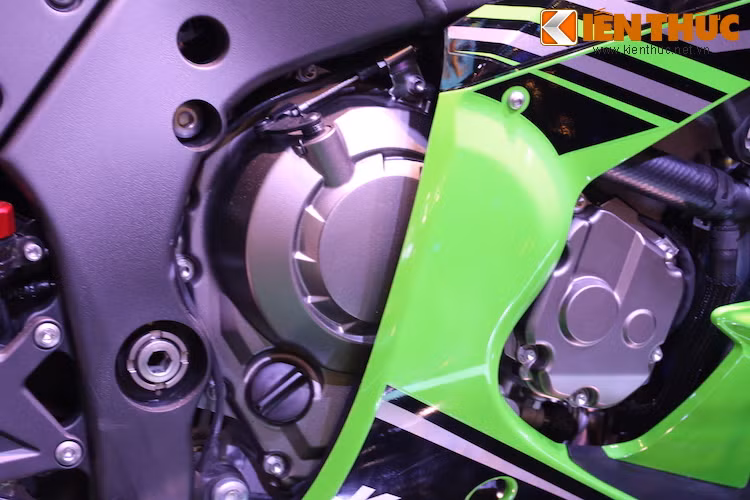 Khối động cơ 998cc 4 xi-lanh thẳng hàng của thế hệ cũ nay đã được Kawasaki thiết kế lại và thay đổi gần như tất cả các chi tiết để đạt công suất lớn hơn ở số vòng tua máy lớn và tăng độ bền. Công suất tối đa của động cơ này lên tới 207 mã lực, trong khi mô-men xoắn cũng đạt tới 113 Nm.