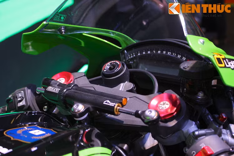 Hệ thống điện tử của ZX-10R được xây dựng trên một bộ điều khiển trung tâm của Bosch, có khả năng thu thập các thông tin khác nhau như lực phanh, độ mở tay ga, vòng tua máy... và phân tích bằng phần mềm đặc biệt của hãng để điều chỉnh lại các chế độ lái một cách tự động giống xe đua WSBK.