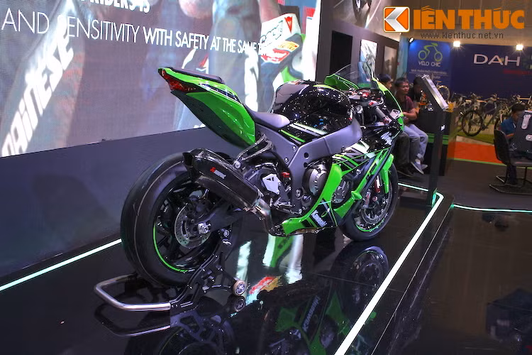 Tại Mỹ, giá khởi điểm của một chiếc ZX-10R phiên bản tem KRT là 16.300 USD. Khi về tới Việt Nam, chiếc xe có giá chính hãng là 549 triệu đồng - khá hợp lý so với những gì mà nó đem lại.