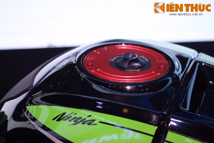 Chiếc ZX-10R 2016 được Kawasaki Việt Nam trưng bày tại triển lãm VMCS 2016 còn được gắn thêm một số món đồ chơi "kiểng" nhẹ nhàng từ hãng Lightech, bao gồm nắp bình xăng, chụp lỗ bắt gương chiếu hậu bằng nhôm CNC.