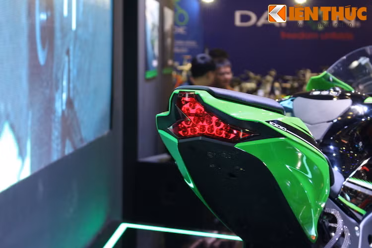 Ngoài ra, chiếc xe này còn đã được tháo pát biển số. Phần đèn hậu của ZX-10R đầy ấn tượng với dạng hình chữ T ngược góc cạnh, sử dụng công nghệ LED như trên Z1000.