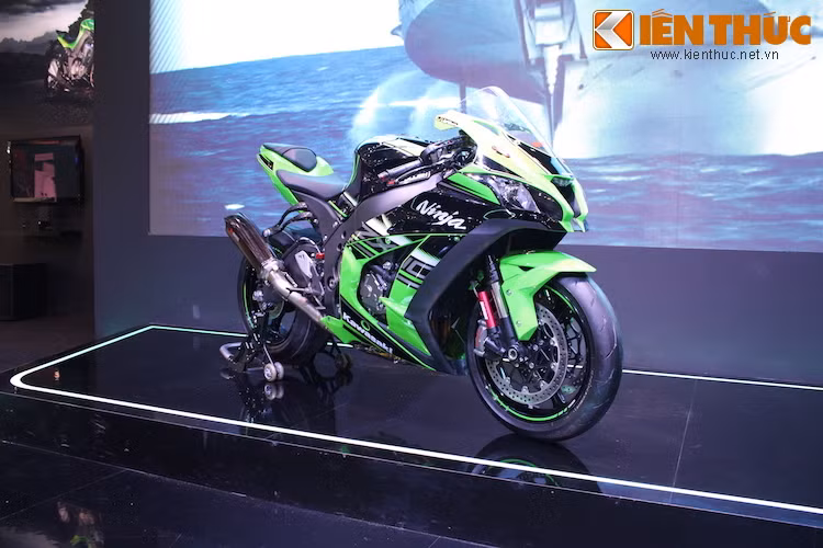 Có tên đầy đủ là Ninja ZX-10R, Kawasaki ZX-10R thế hệ mới được ra mắt lần đầu tại triển lãm EICMA vào tháng 11 vừa qua. Nếu chỉ nhìn thoáng qua, có vẻ như Kawasaki Ninja ZX-10R thế hệ mới không có nhiều khác biệt về ngoại hình so với thế hệ trước.