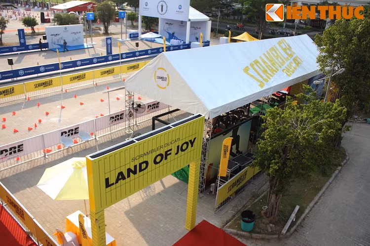 Trong toàn bộ các hãng tham gia triển lãm, chỉ có duy nhất Ducati tổ chức khu trưng bày hoàn toàn ngoài trời với chủ đề "Vùng đất vui vẻ" (the Land of Joy), tao ra không gian mở kích thích tinh thần sáng tạo, trẻ trung, cá tính và tràn đầy cảm xúc tích cực.