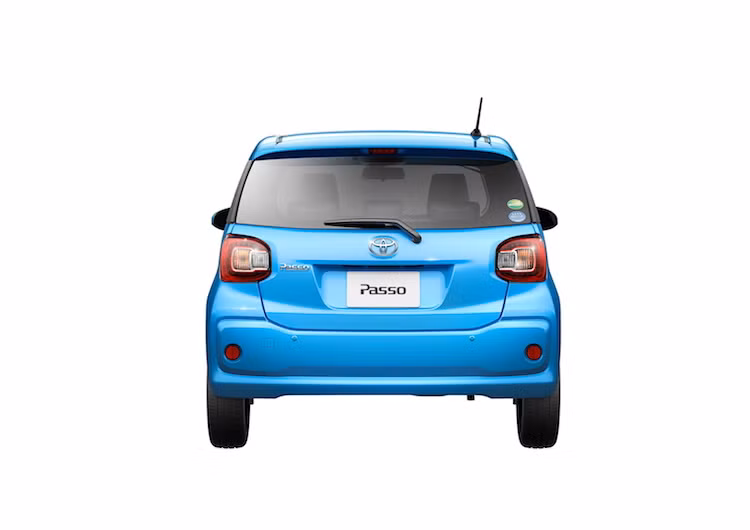 Khả năng điều khiển của Passo cũng được nâng cao khi Toyota đã trang bị cho chiếc xe các thanh và gối ổn định ở cả hệ thống treo phía trước lẫn phía sau, cũng như thanh chống xoắn ở bánh sau.