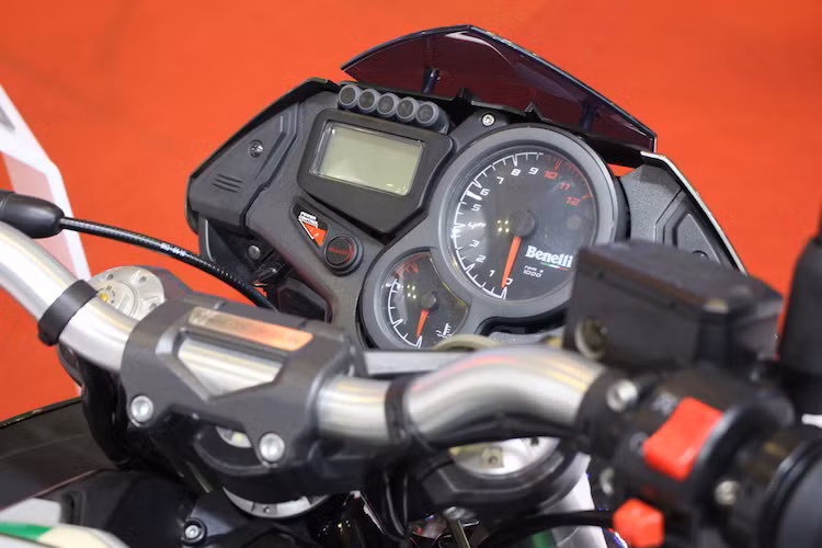 Cụm đồng hồ của xe có 2 đồng hồ cơ là báo tua và nhiệt độ nước làm mát. Mọi chỉ số còn lại đều được thông báo qua màn hình LCD nhỏ và một loạt các đèn báo khác nhau. Nút bấm điều chỉnh giữa các chế độ lái đã được Benelli đặt ngay trên bảng đồng hồ.