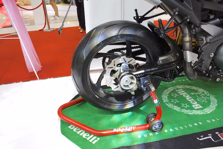 Thay vì phuộc Marzocchi như bánh trước, bánh sau của xe sử dụng phuộc monoshock của hãng Sachs, đương nhiên cũng có khả năng điều chỉnh độ nhún.