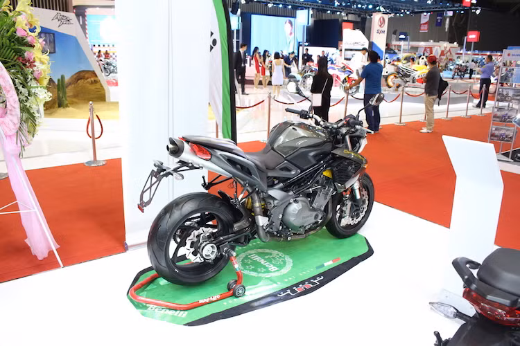 Tại triển lãm xe máy Việt Nam 2016, Benelli TNT 1130 Century Racer chính là mẫu xe "khủng" nhất mà hãng xe Ý này đã đem tới trưng bày.