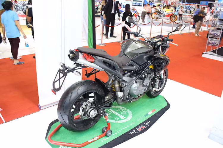 Động cơ này đem tới công suất tối đa lên tới 129 mã lực cùng với mô-men xoắn cực đại 110 Nm. Ngoài động cơ, chassis của chiếc xe cũng đã được hiệu chỉnh lại.