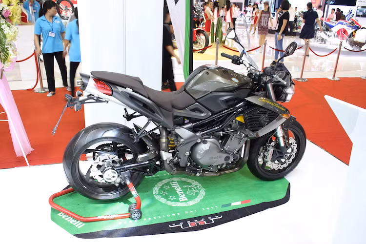 Phiên bản đặc biệt Benelli 1130 TNT sở hữu thiết kế với các đường nét cắt xẻ đầy mạnh mẽ. Trên phiên bản Century Racer 1130 này, ghế ngồi của xe đã được làm từ Alcantara.