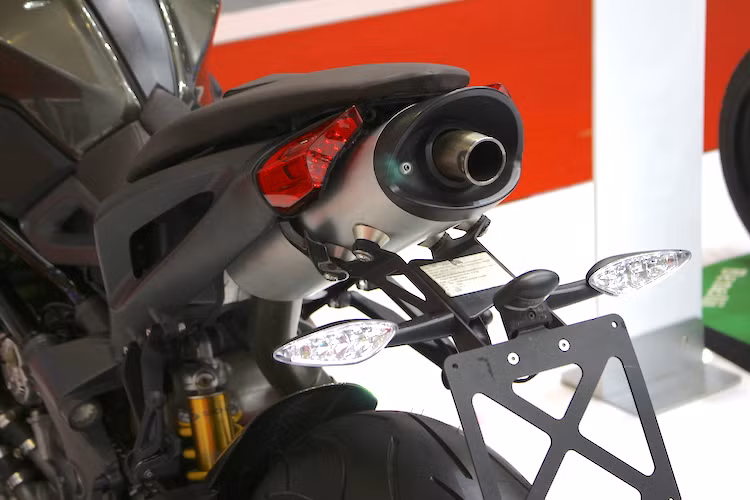 Century Racer 1130 có bộ đèn hậu với thiết kế độc đáo, ôm xung quanh ống xả giấu dưới yên của chiếc xe. Cả đèn hậu lẫn đèn xi-nhan phía sau đều là đèn LED.