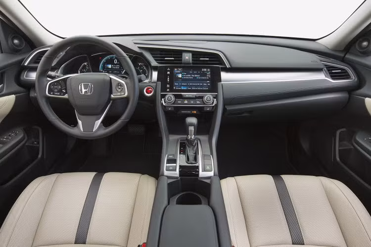 Có giá rẻ nhưng nội thất của Honda Civic thế hệ thứ 10 được WardsAuto đánh giá là "khó có thể được coi là rẻ tiền", với thiết kế hiện đại và một loạt các hệ thống thông minh.