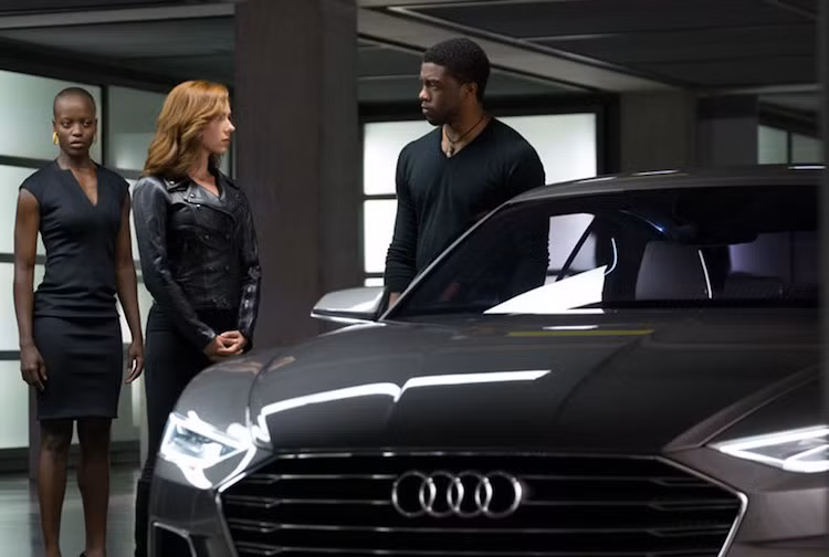 T’Challa (Chadwick Boseman thủ vai) thủ lĩnh trong lĩnh vực công nghệ cao đã tới tham dự G8 tại Nam Phi trên chiếc xe concept Audi prologue. Bên cạnh đó, nhiều nhân vật trong phim cũng sử dụng các dòng xe Audi khác nhau như A7 Sportback, RS7 Sportback, S5 Cabriolet và SQ5. Tất cả các mẫu xe này đều được trang bị hệ thống dẫn động 4 bánh quattro đặc trưng của Audi.