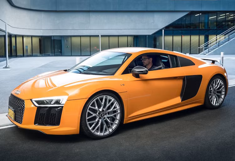 Trong khi đó, cũng như các phần phim với sự xuất hiện của Iron Man trước đây, Audi R8 vẫn là chiếc xe được tỷ phú ẩn sau lớp mặt nạ Người Sắt Tony Stark (Robert Downey Junior thủ vai) ưa thích. Tuy nhiên trong Civil War, anh đã chạy một chiếc R8 V10 Plus coupe quattro thuộc thế hệ mới nhất.