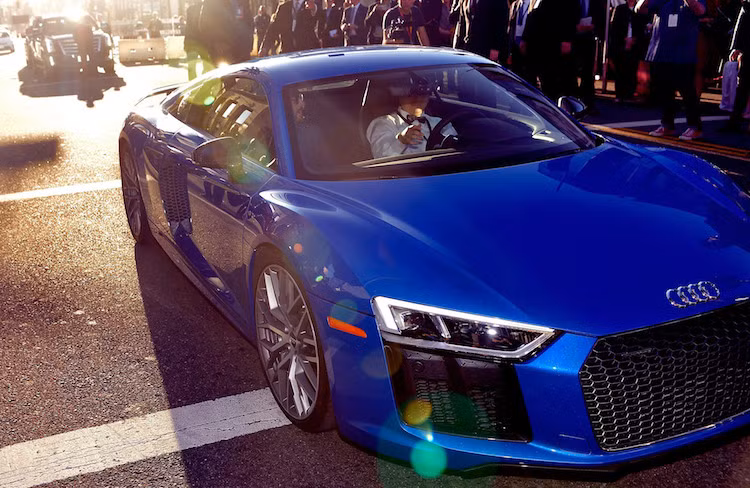 Trong siêu phẩm Captain America: Civil Wả, các siêu anh hùng sẽ sử dụng những chiếc Audi làm phương tiện di chuyển. Những chiếc xe Audi cũng xuất hiện trong các pha hành động đuổi bắt "ngộp thở" đậm chất Hollywood.