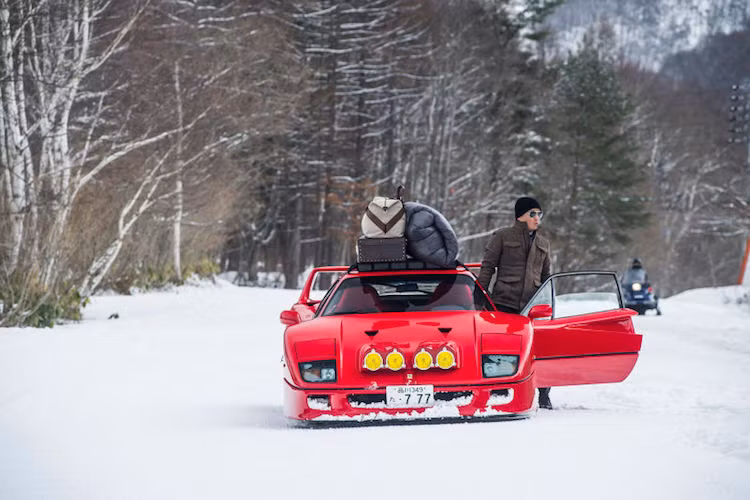 Những người đứng sau video siêu xe Ferrari F40 drift trên núi tuyết này gồm Takeshi Kimura - Giám đốc công ty dịch vụ liên quan tới xe hơi Car Guy tại Nhật, hãng nước tăng lực Red Bull cùng nhà quay phim về xe nổi tiếng Luxe Huxham.