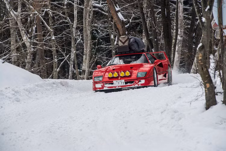 Chỉ sau vài đường drift, những bộ xích chằng xung quanh lốp lại lỏng ra và buộc ekip phải chằng lại. Ngoài ra, những sợi xích còn đập vào các tấm chắn bùn bằng sợi kevlar đắt giá của chiếc F40, và thậm chí còn từng tuột ra khiến cho vỏ sau bằng sợi carbon của chiếc xe bị xước nặng.