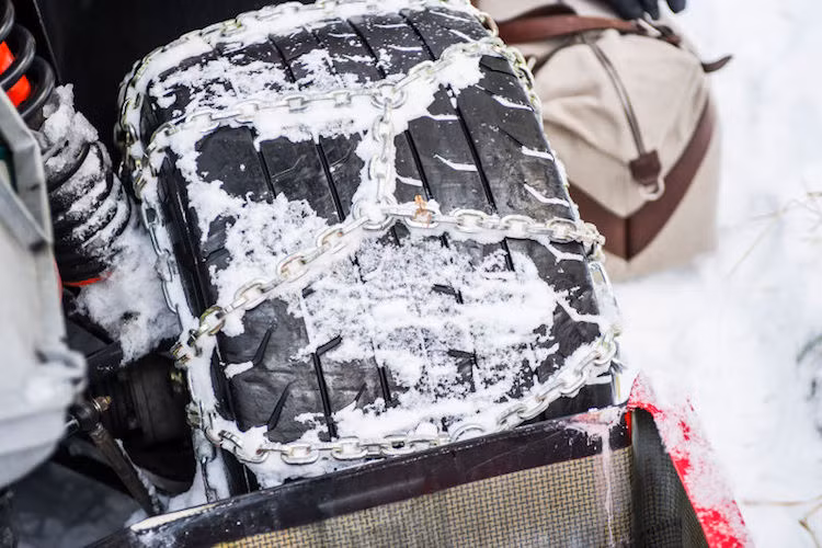 Điều đã khiến video này nhận được sự chú ý đặc biệt của người yêu xe trên Thế giới đó là dù là một chiếc siêu xe có giá trị cao, nhưng chiếc F40 vẫn được chủ xe sử dụng để "nghịch phá" một cách hết mình. Đặc biệt, để có thể tăng độ bám trên bề mặt tuyết, cặp bánh sau của xe đã được chằng xích.