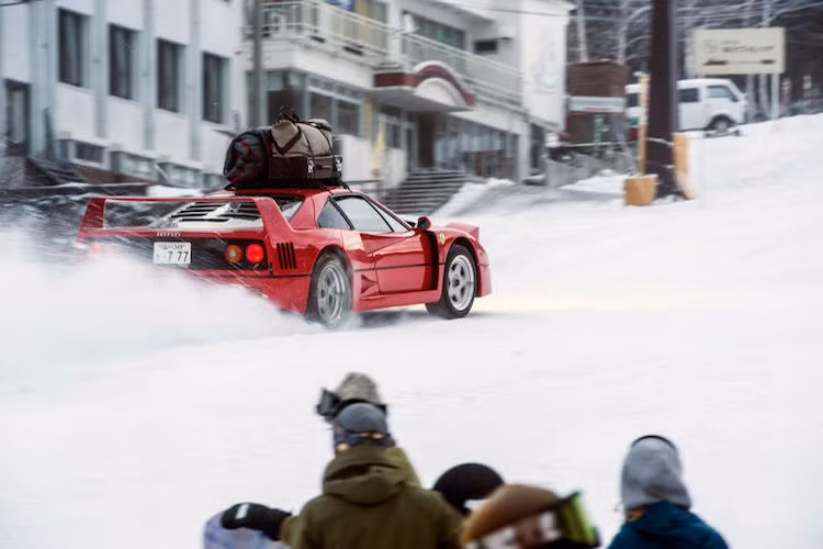 Hình ảnh một chiếc Ferrari huyền thoại drift và chạy ở tốc độ cao trên núi tuyết đã thu hút một lượng lớn sự quan tâm của những du khách đi trượt tuyết tại công viên Ryuoo. Vào buổi tối khi công viên đóng cửa, đoàn làm phim mới có dịp "trưng dụng" toàn bộ ngọn núi tuyết cho các cảnh quay.