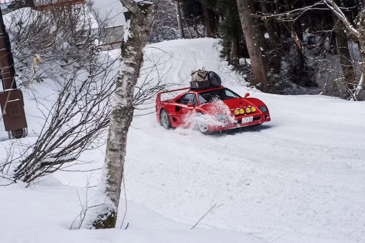 Ngoài những thay đổi nêu trên, phần còn lại của chiếc F40 hoàn toàn nguyên bản, bao gồm cả khối động cơ V8 2.9l tăng áp kép 471 mã lực, hộp số sàn 5 cấp và hệ dẫn động cầu sau.
