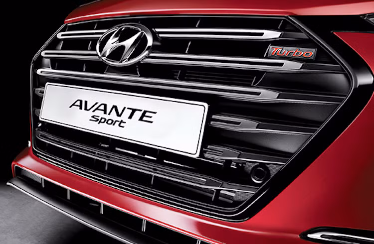 Với logo Sport trên mình, Avante Sport có hàng loạt các cải tiến đậm tính thể thao từ trong ra ngoài so với các bản thường. Đầu tiên phải kể tới cản trước mới, gồm các khe hút gió lớn hơn, lưới tản nhiệt sơn đen với logo Turbo được gắn kín đáo và các đèn pha LED HID cao cấp.