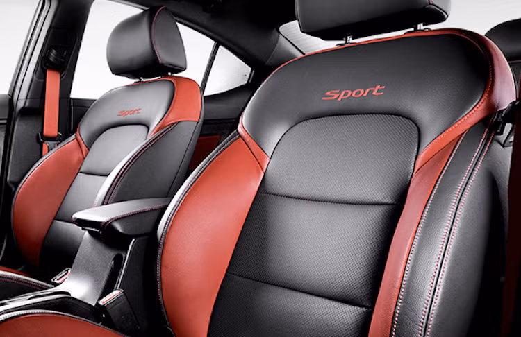 Toàn bộ các ghế ngồi cũng đã được bọc da kết hợp giữa 2 màu đỏ-đen đầy "kích thích". Trong đó riêng 2 ghế trước của xe còn được thay bằng ghế thể thao ôm lưng.