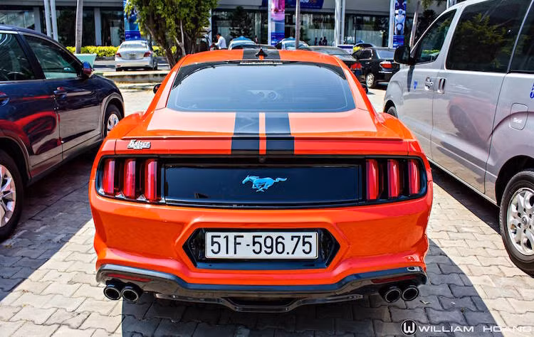 Ở phía sau, cản sau được giữ nguyên bản.