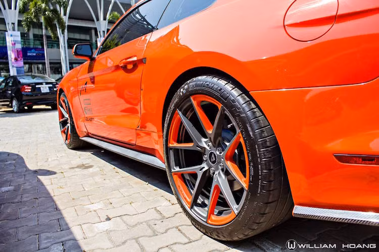 Bộ mâm độ 5 cánh kép chữ V của hãng Vorsteiner càng khiến chiếc xe cơ bắp Mỹ này trở nên hấp dẫn hơn.