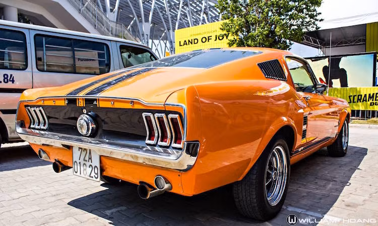 Chiếc Mustang thế hệ đầu tiên này có dạng Fastback - được coi là kiểu thân xe đẹp nhất của Mustang. Hình ảnh của Mustang Fastback cũng đã nhiều lần xuất hiện trong các bộ phim nổi tiếng như Bullitt, The Fast &amp; The Furious: Tokyo Drift.