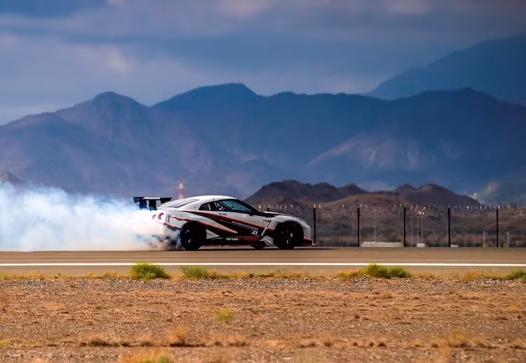 Với tốc độ 304,96 km/h, Masato Kawabata đã phá kỷ lục 217 km/h của drifter Jakub Przygonski từ Ba Lan vào năm 2013 với chiếc Toyota GT86 1068 mã lực.