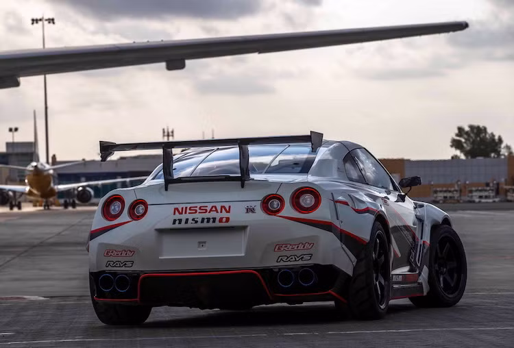 Trước khi chính thức lập kỷ lục, Masato cùng chiếc GT-R cũng đã phải trải qua một khoảng thời gian luyện tập dài ở Nhật trên đường đua Phú Sĩ.