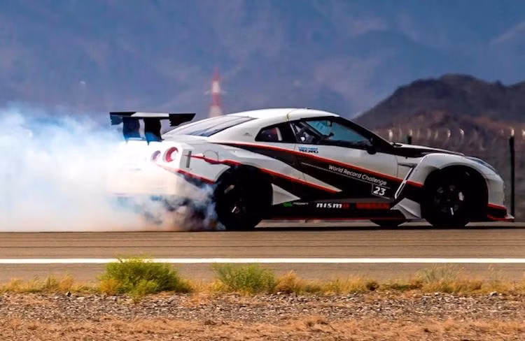 Giống như những nỗ lực thực hiện kỷ lục Guinness khác, tay đua Masato Kawabata có tổng cộng 3 lượt chạy. Ở lần với thành tích tốt nhất, anh đã thực hiện một cú drift ở tốc độ lên tới 304,96 km/h khi chiếc xe có góc nghiêng 30 độ so với đường thẳng.