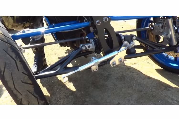 Với các tay đòn, trợ lực và thanh giằng khác nhau, bản độ Z1000 của Tremoto cũng có khả năng nghiêng thân xe khi vào cua như những chiếc môtô bình thường.