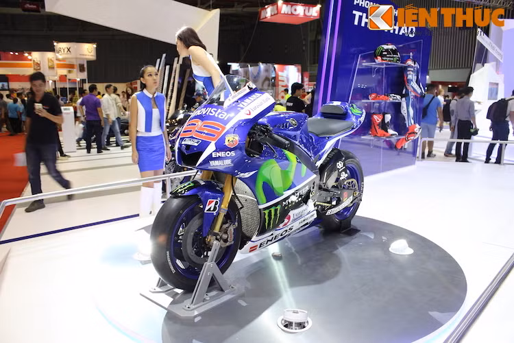 Có tên đầy đủ là Yamaha YZR-M1, Yamaha M1 là chiếc xe đua được Yamaha được thiết kế đặc biệt vào năm 2002 để đáp ứng quy định sử dụng động cơ 4 kỳ của MotoGP, thay thế cho chiếc YZR500 trước đây.