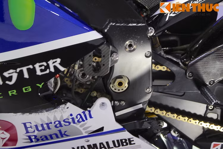 "Trái tim" của M1 là khối động cơ 1000 cc làm mát bằng chất lỏng 4 xi-lanh DOHC với trục khuỷu theo các góc 90 độ (crossplane) đặc trưng của Yamaha, cho công suất tối đa lên tới hơn 240 mã lực.