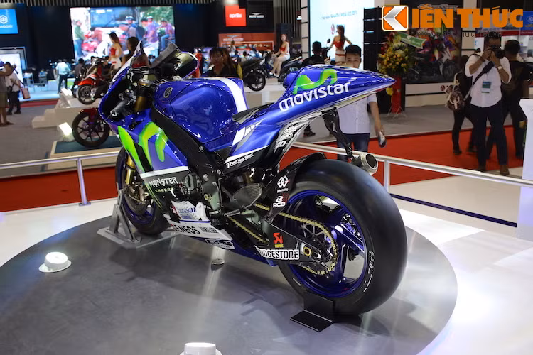 Cùng với Aprilia RS-GP, Suzuki GSX-RR và Honda RC213V, Yamaha YZR-M1 đã tạo nên một "bữa tiệc" MotoGP cho những người hâm mộ tại triển lãm xe máy Việt Nam 2016.