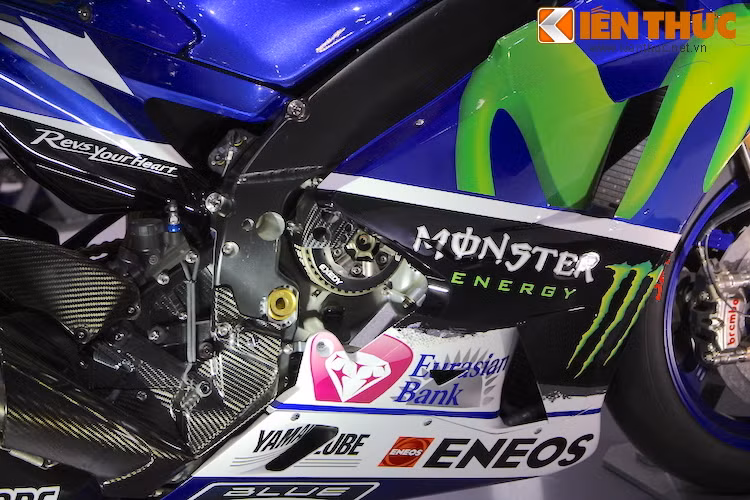 Bản thân động cơ xe cũng đã được trang bị hàng loạt các phụ tùng "hàng thửa", dễ thấy nhất đó là bộ côn khô từ hãng Exedy của Nhật. Đây là hãng sản xuất côn rất nổi tiếng, với sản phẩm được sử dụng cho không chỉ môtô, mà còn cả ôtô đua thuộc đủ các thể thức.