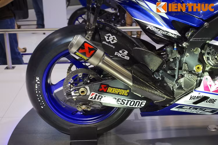 Không giống như những chiếc xe đua MotoGP còn lại ở triển lãm, M1 được trang bị mâm magie của hãng MFR, thay vì mâm Marchesini Genesi 7 cánh.