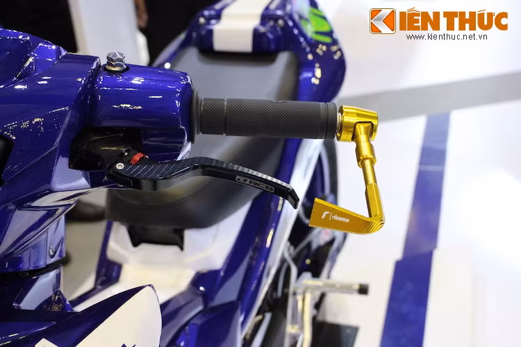 2 bên tay cầm của xe được trang bị một số món đồ chơi như bao tay Racing Boy, tay phanh/côn Racing Boy và bảo vệ tay gắn gù nhôm CNC của Rizoma.