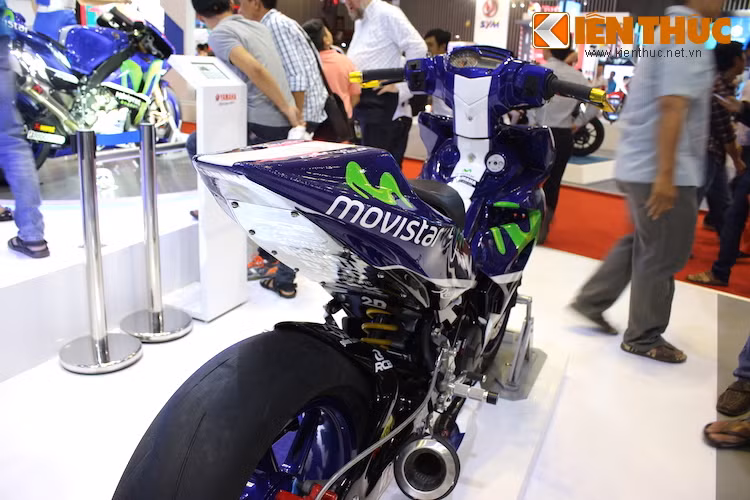 Để khiến chiếc Exciter giống xe đua MotoGP hơn nữa, phần đuôi phía sau của chiếc xe cũng đã được chế mủ vuốt nhọn về phía sau.